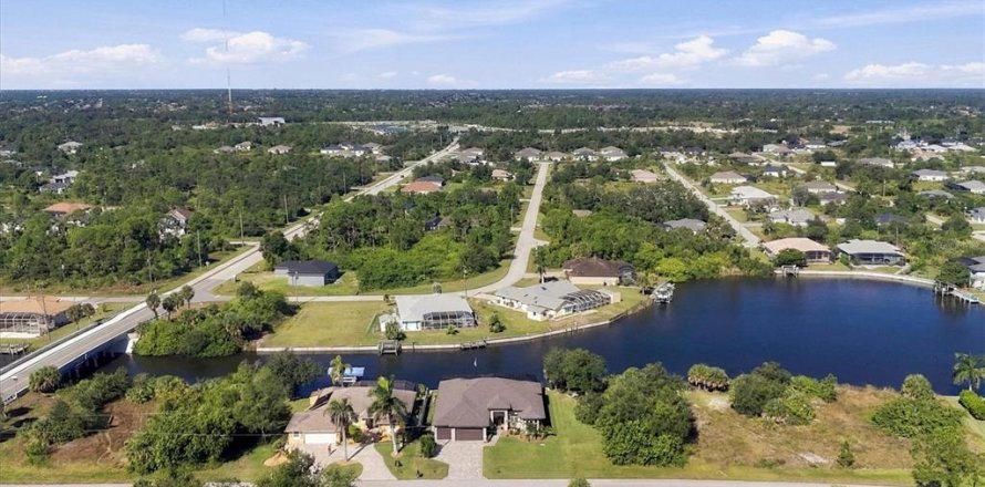 Villa ou maison à Port Charlotte, Floride 4 chambres, 202.9 m2 № 2430631
