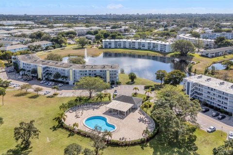 Condo in Deerfield Beach, Florida, 1 bedroom  № 2016544 - photo 18
