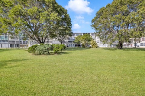 Condo in Deerfield Beach, Florida, 1 bedroom  № 2016544 - photo 27