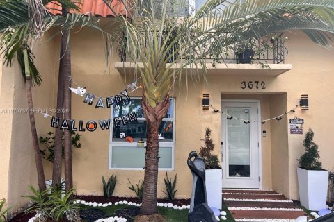 House in North Miami Beach, Florida 2 bedrooms, 137.12 sq.m. № 2044107