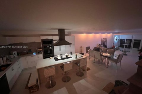 House in North Miami Beach, Florida 2 bedrooms, 137.12 sq.m. № 2044107 - photo 8