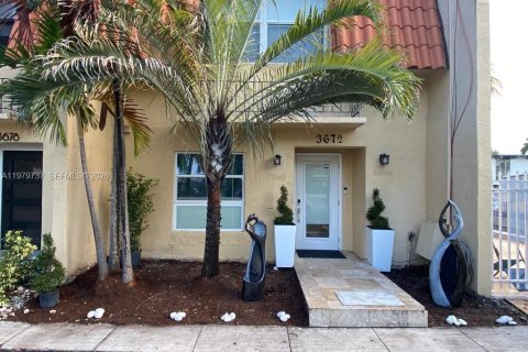 House in North Miami Beach, Florida 2 bedrooms, 137.12 sq.m. № 2044107 - photo 2