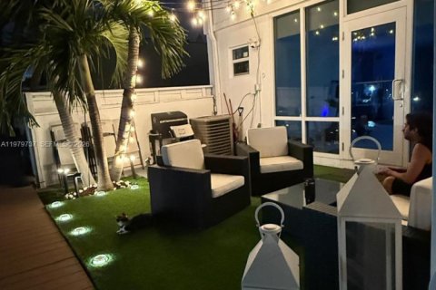 House in North Miami Beach, Florida 2 bedrooms, 137.12 sq.m. № 2044107 - photo 4