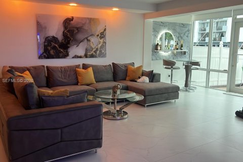 House in North Miami Beach, Florida 2 bedrooms, 137.12 sq.m. № 2044107 - photo 6