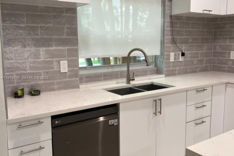 House in North Miami Beach, Florida 2 bedrooms, 137.12 sq.m. № 2044107 - photo 11