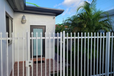 Commercial property in Miami, Florida 163.32 sq.m. № 2088505 - photo 8