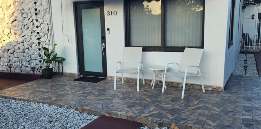 Commercial property in Miami, Florida 163.32 sq.m. № 2088505