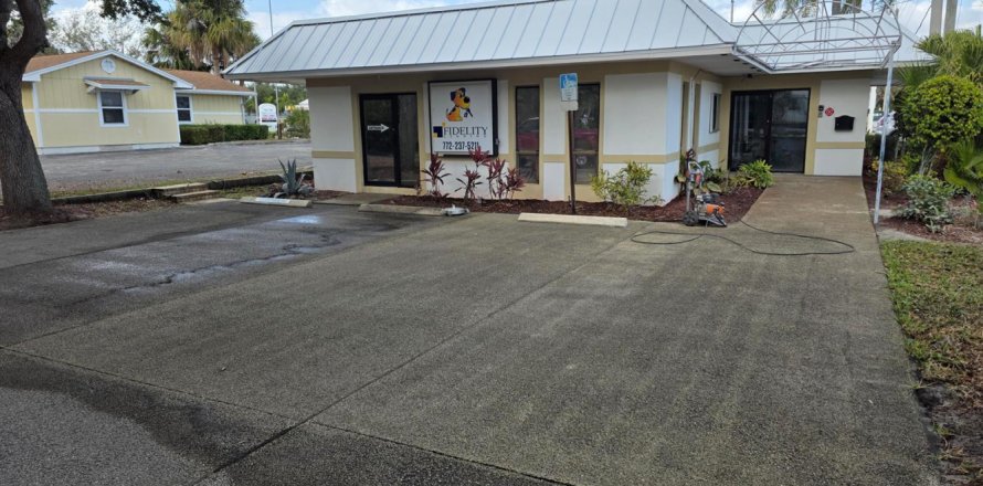 Immobilier commercial à Palm City, Floride № 2077586