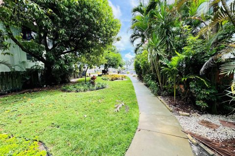 Condo in Wilton Manors, Florida, 2 bedrooms № 2189717 - photo 17