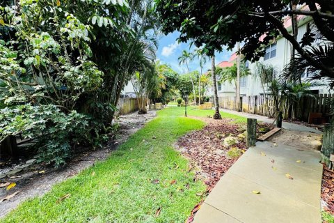Condo in Wilton Manors, Florida, 2 bedrooms № 2189717 - photo 19