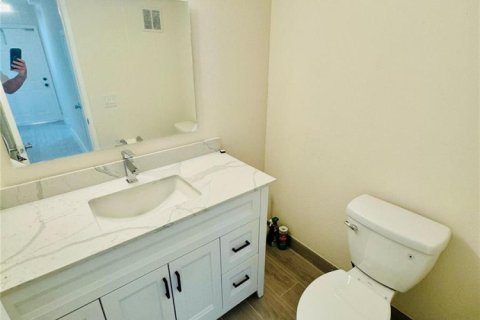 Condo in Wilton Manors, Florida, 2 bedrooms № 2189717 - photo 9