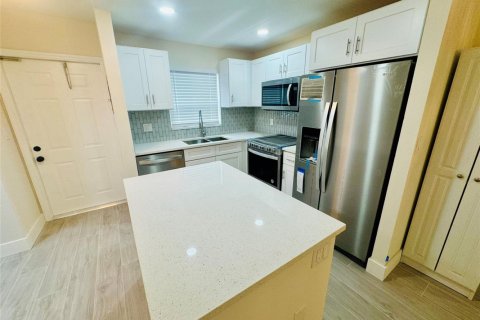 Condo in Wilton Manors, Florida, 2 bedrooms № 2189717 - photo 3