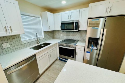 Condo in Wilton Manors, Florida, 2 bedrooms № 2189717 - photo 2