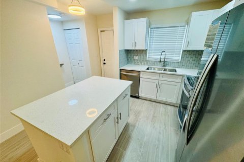 Condo in Wilton Manors, Florida, 2 bedrooms № 2189717 - photo 4
