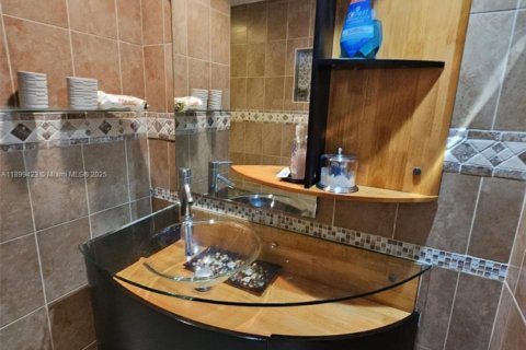 Condo in Hollywood, Florida, 2 bedrooms № 1951873 - photo 17