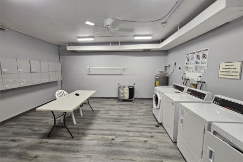 Condo in Hollywood, Florida, 2 bedrooms № 1951873 - photo 29