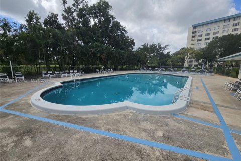 Condo in Hollywood, Florida, 2 bedrooms № 1951873 - photo 27
