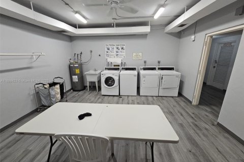 Condo in Hollywood, Florida, 2 bedrooms № 1951873 - photo 30