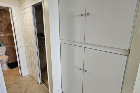 Condo in Hollywood, Florida, 2 bedrooms № 1951873 - photo 11