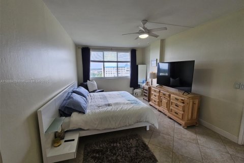 Condo in Hollywood, Florida, 2 bedrooms № 1951873 - photo 14