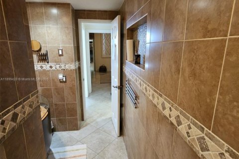 Condo in Hollywood, Florida, 2 bedrooms № 1951873 - photo 16