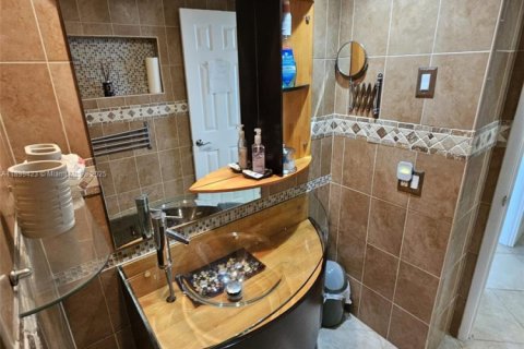 Condo in Hollywood, Florida, 2 bedrooms № 1951873 - photo 19