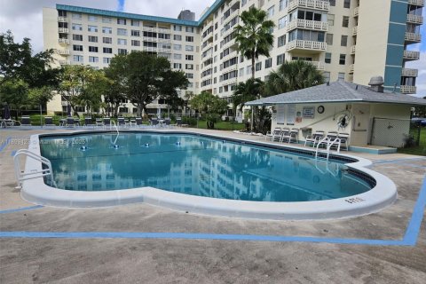 Condo in Hollywood, Florida, 2 bedrooms № 1951873 - photo 28