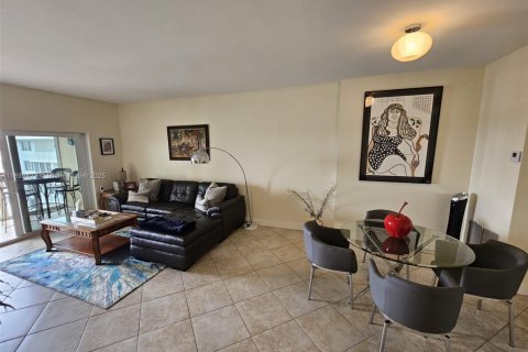 Condo in Hollywood, Florida, 2 bedrooms № 1951873 - photo 3