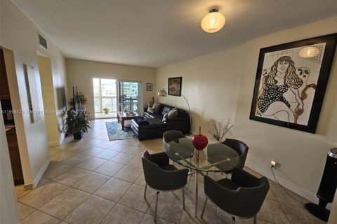 Condo in Hollywood, Florida, 2 bedrooms № 1951873 - photo 2