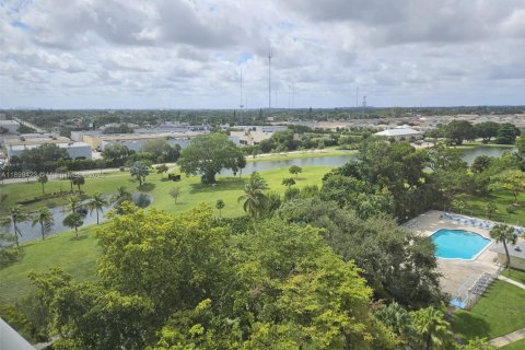 Condo in Hollywood, Florida, 2 bedrooms № 1951873 - photo 1