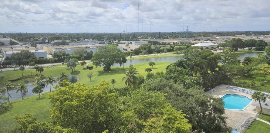 Condo in Hollywood, Florida, 2 bedrooms № 1951873