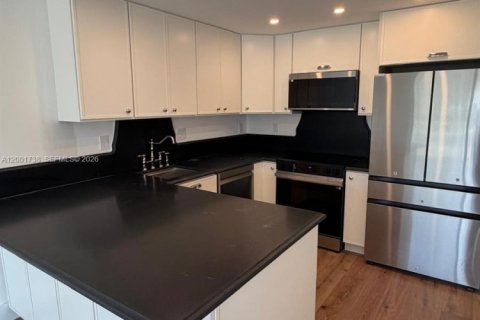 Condo in Fort Lauderdale, Florida, 1 bedroom № 2154658 - photo 2