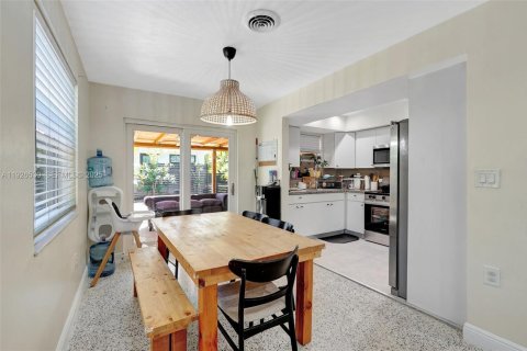 Villa ou maison à louer à North Miami Beach, Floride: 2 chambres, 165.18 m2 № 1986154 - photo 10
