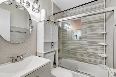 Villa ou maison à louer à North Miami Beach, Floride: 2 chambres, 165.18 m2 № 1986154 - photo 17