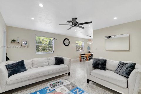 Villa ou maison à louer à North Miami Beach, Floride: 2 chambres, 165.18 m2 № 1986154 - photo 13