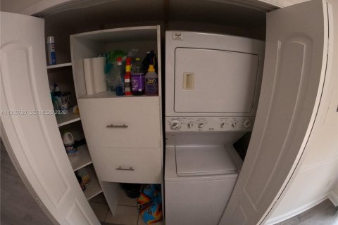 Condominio en alquiler en Hialeah, Florida, 2 dormitorios, 91.97 m2 № 2025862 - foto 11