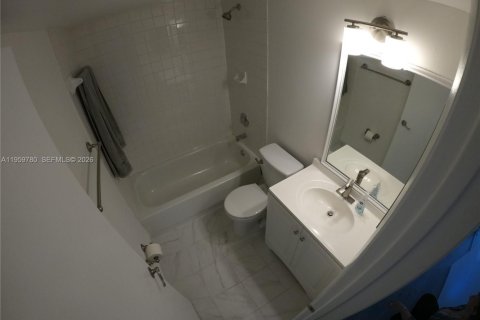 Condominio en alquiler en Hialeah, Florida, 2 dormitorios, 91.97 m2 № 2025862 - foto 4