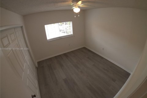 Condominio en alquiler en Hialeah, Florida, 2 dormitorios, 91.97 m2 № 2025862 - foto 3