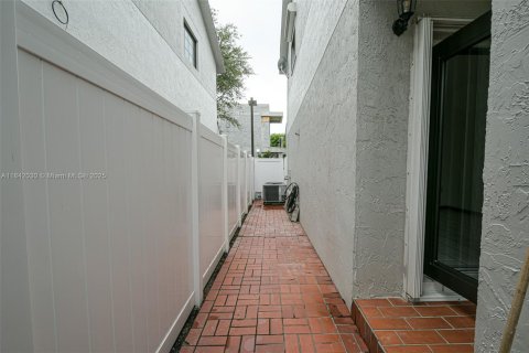 Townhouse in Miami, Florida 3 bedrooms № 1834361 - photo 18