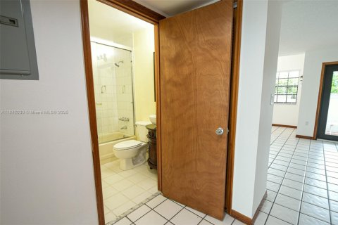 Townhouse in Miami, Florida 3 bedrooms № 1834361 - photo 22