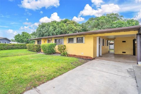 Casa en venta en Miami Gardens, Florida, 3 dormitorios, 133.78 m2 № 1966102 - foto 3