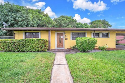 Casa en venta en Miami Gardens, Florida, 3 dormitorios, 133.78 m2 № 1966102 - foto 2