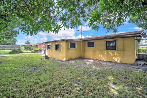 Casa en venta en Miami Gardens, Florida, 3 dormitorios, 133.78 m2 № 1966102 - foto 25