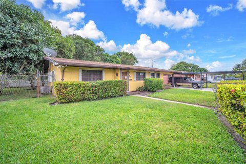 Casa en venta en Miami Gardens, Florida, 3 dormitorios, 133.78 m2 № 1966102 - foto 1