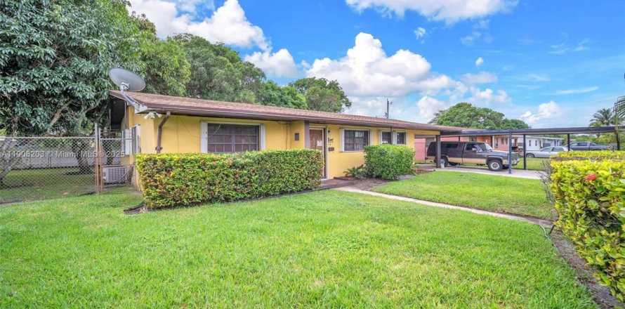 Casa en Miami Gardens, Florida 3 dormitorios, 133.78 m2 № 1966102