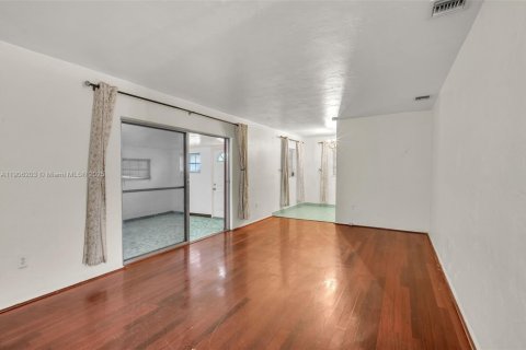 Casa en venta en Miami Gardens, Florida, 3 dormitorios, 133.78 m2 № 1966102 - foto 17
