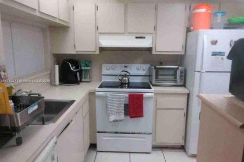 Купить кондоминиум в Майами, Флорида 2 спальни, 70.61м2, № 1708558 - фото 4