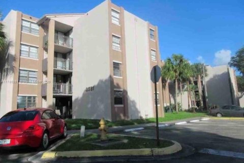 Купить кондоминиум в Майами, Флорида 2 спальни, 70.61м2, № 1708558 - фото 2