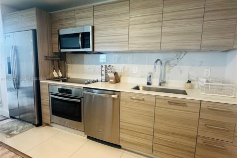 Condo in Miami, Florida, 1 bedroom  № 2076766 - photo 15