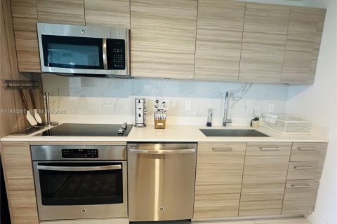 Condo in Miami, Florida, 1 bedroom  № 2076766 - photo 17